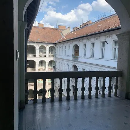 Somogyi Bela Apartment *